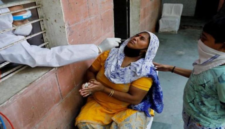 سيدة تخضع لاختبار كورونا في الهند 