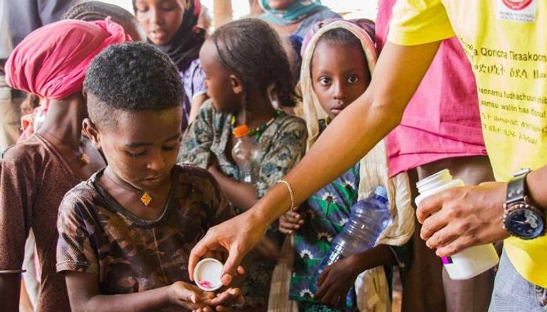 أطفال يحصلون على تطعيمات للوقاية من الأمراض المعدية