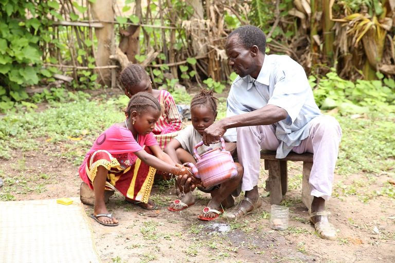 توزيع أدوية أحد الأمراض المدارية على الأطفال