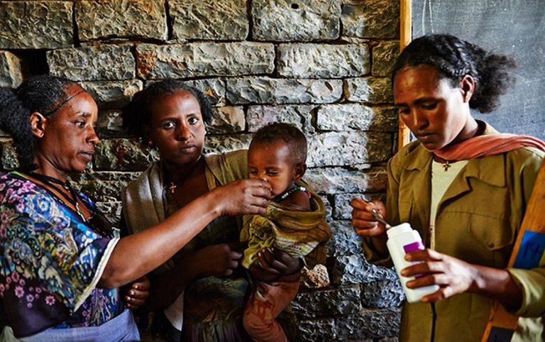 توزيع أدوية أحد الأمراض المدارية على الأطفال