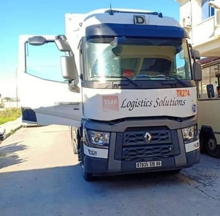 شاحنة تقل اللقاج الروسي في الجزائر شحنة من لقاح سبوتنيك V الروسي المضاد لفيروس كورونا