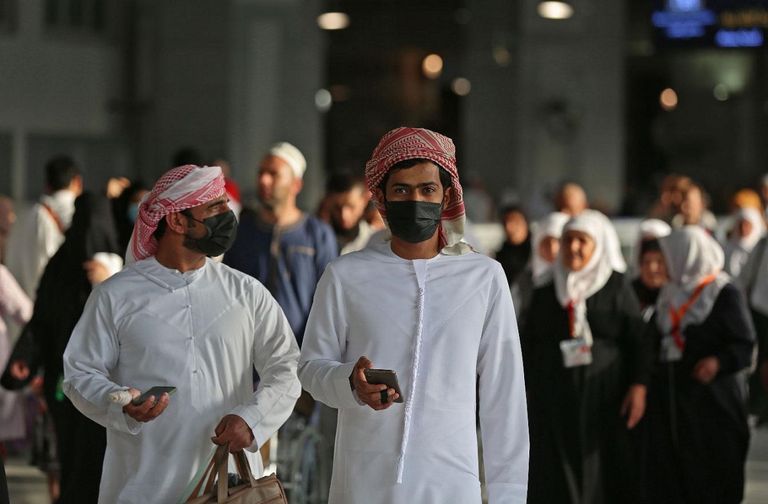 ارتداء الكمامة للوقاية من كورونا  أشخاص يرتدون الكمامات في الشارع