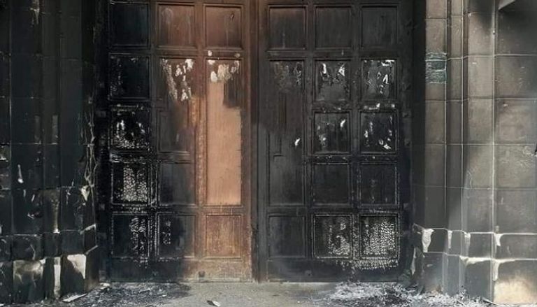 باب الكنيسة بعد تعرضه للحرق