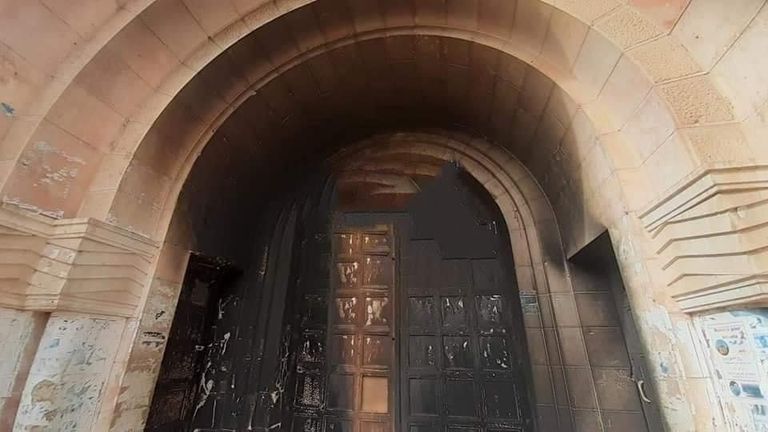 باب الكنيسة بعد تعرضه للحرق