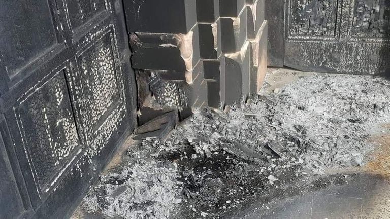 باب الكنيسة بعد تعرضه للحرق