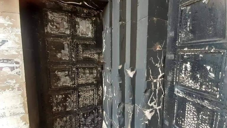 باب الكنيسة بعد تعرضه للحرق