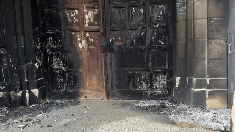 باب الكنيسة بعد تعرضه للحرق