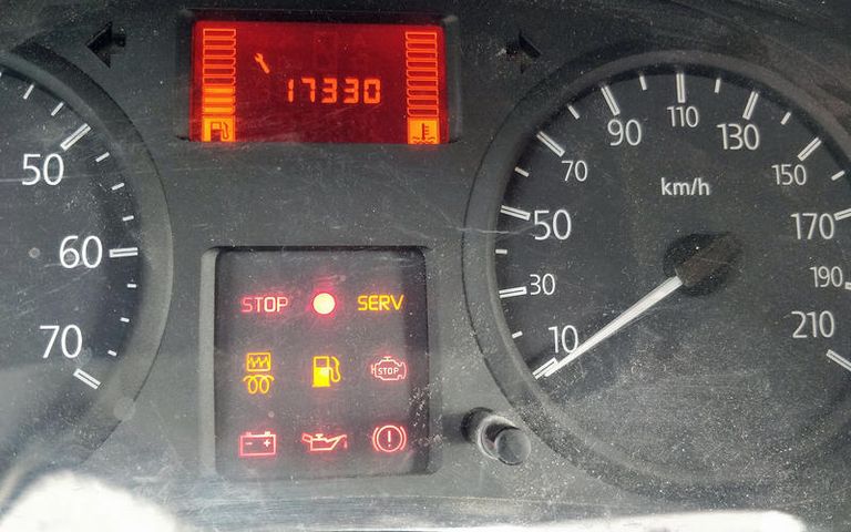 المصباح المنبه لقرب نفاد الوقود ينصح بعدم تجاهل التسريبات أسفل السيارة