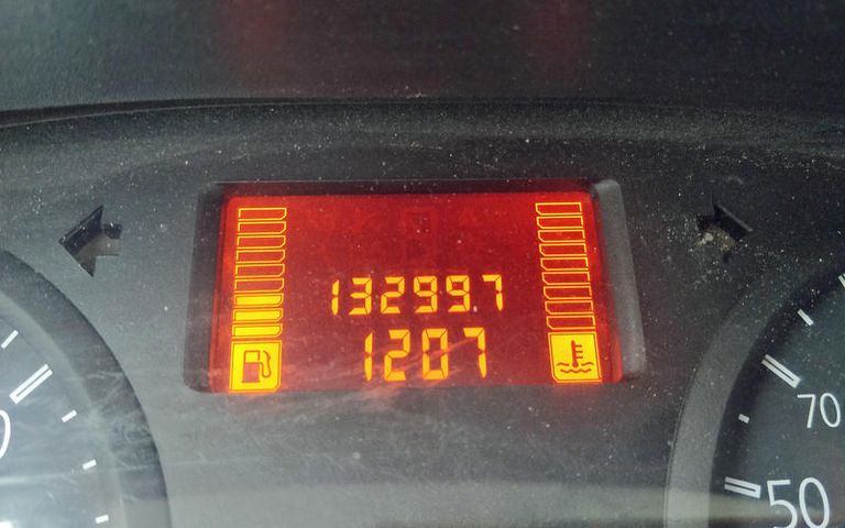 مؤشر نفاد الوقود ينصح بعدم تجاهل التسريبات أسفل السيارة