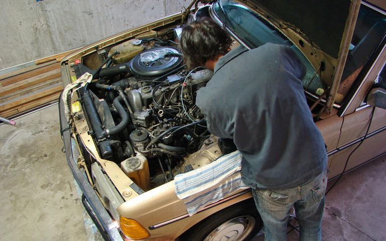 الصيانة الدورية للسيارة - تعبيرية ينصح بعدم تجاهل التسريبات أسفل السيارة