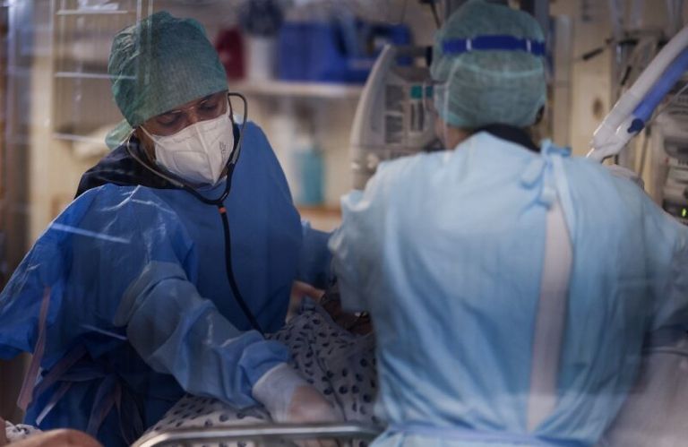 أشخاص يرتدون كمامات للوقاية من عدوى كورونا- أرشيفية