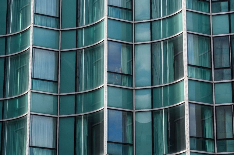 "لي يونج سو" خلف نافذة فندق الحجر الصحي في هونج كونج