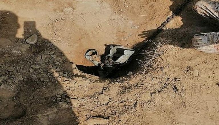 حطام المقذوف الحوثي الذي سقط قرب مستشفى بالحرث