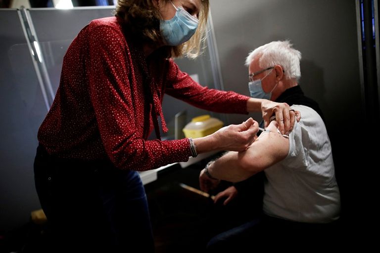 رجل يتلقى لقاح كورونا امرأة تتلقى لقاح كورونا في أمريكا