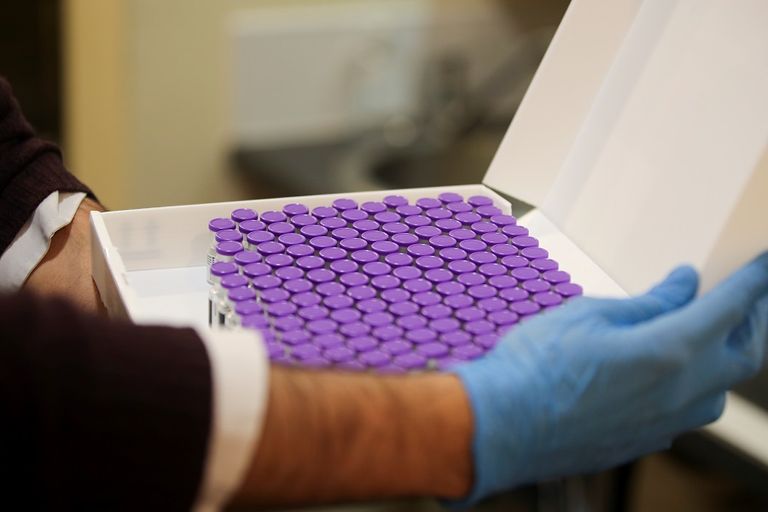 أوروبا تدخل حرب لقاحات كورونا بشعار: أنا أولا