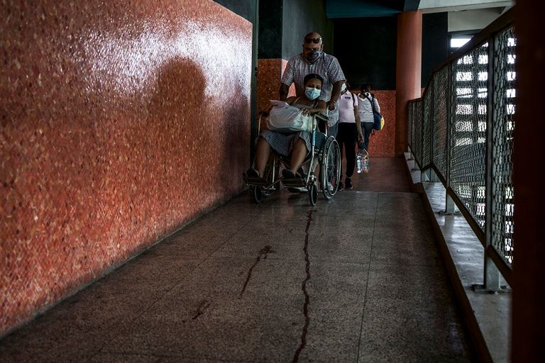 ويندي دولسي وزوجها يشاهدان جثة طفلهما تياغو