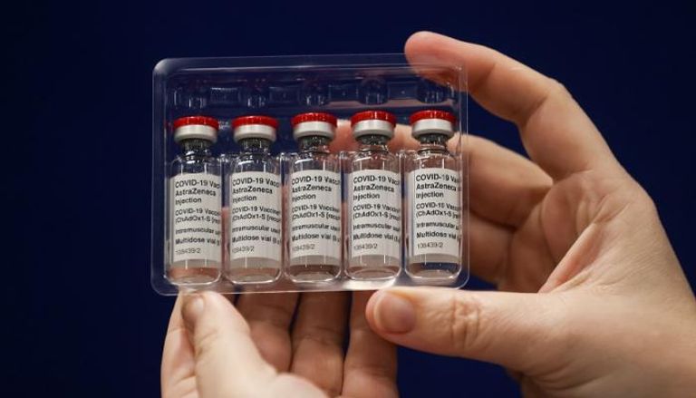 مجموعة جرعات من لقاح أسترازينيكا المضاد لفيروس كورونا
