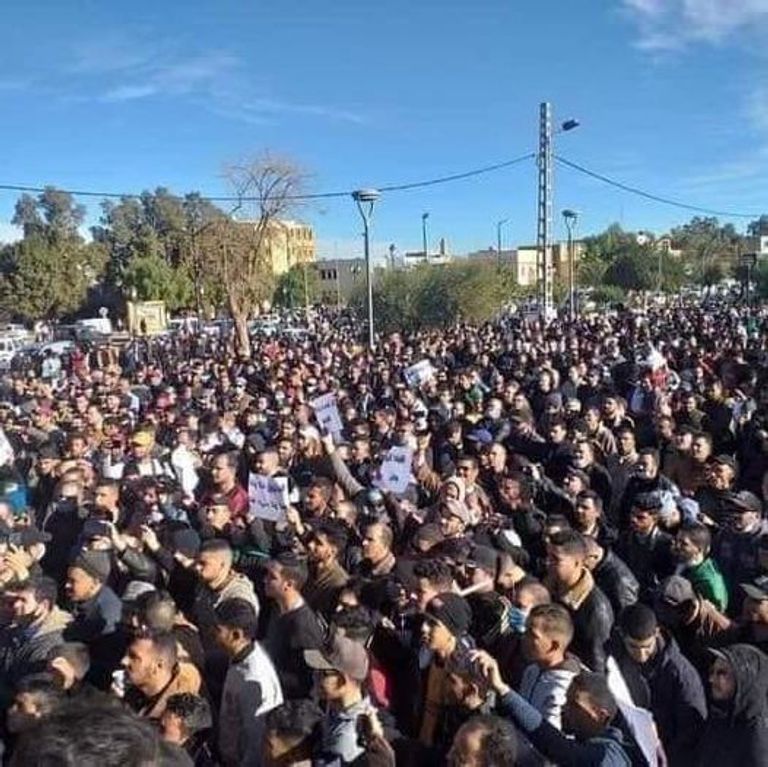 مظاهرة حاشدة بالجزائر مطالبة بالتنمية الاجتماعية والاقتصادية مظاهرة حاشدة بالجزائر تطالب بالقضاء على الفساد وتوفير فرص العمل