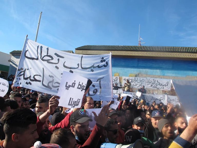 مظاهرة حاشدة بالجزائر مطالبة بالتنمية الاجتماعية والاقتصادية مظاهرة حاشدة بالجزائر تطالب بالقضاء على الفساد وتوفير فرص العمل