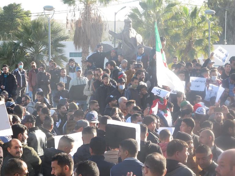 مظاهرة حاشدة بالجزائر مطالبة بالتنمية الاجتماعية والاقتصادية مظاهرة حاشدة بالجزائر تطالب بالقضاء على الفساد وتوفير فرص العمل