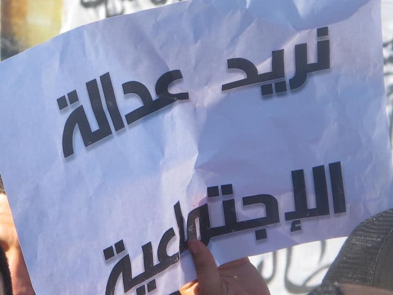 مظاهرة حاشدة بالجزائر مطالبة بالتنمية الاجتماعية والاقتصادية مظاهرة حاشدة بالجزائر تطالب بالقضاء على الفساد وتوفير فرص العمل