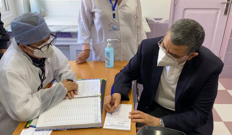 رئيس الوزراء الجزائري بعد تلقيه الجرعة الأولى من لقاح كورونا لحظة تلقي رئيس الوزراء الجزائري الجرعة الأولى من لقاح كورونا
