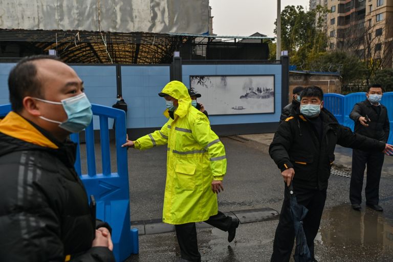 "خبراء الصحة العالمية" يزورون سوق ووهان في الصين خبراء