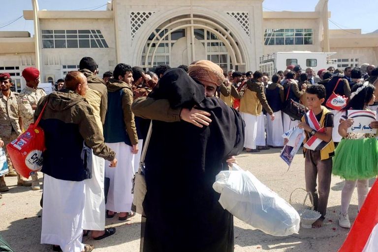 حياة المطيري تحتضن ولدها الأم اليمنية المكلومة حياة المطري