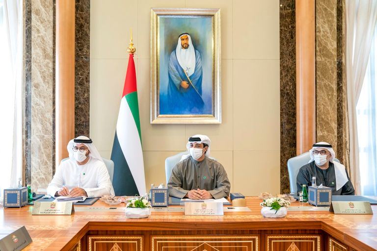 الشيخ منصور بن زايد آل نهيان خلال اجتماع المجلس الوزاري للتنمية