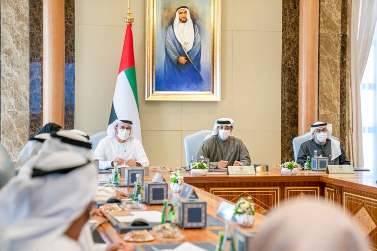 الشيخ منصور بن زايد آل نهيان خلال اجتماع المجلس الوزاري للتنمية