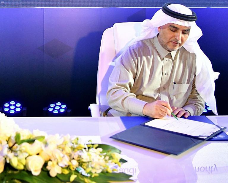 الدكتور عبدالله بن شرف الغامدي رئيس الهيئة السعودية للبيانات والذكاء الاصطناعي (سدايا)  أثناء توقيع مذكرة تفاهم مع الأمير عبدالعزيز بن سلمان بن عبدالعزيز وزير الطاقة السعودي الأمير عبدالعزيز بن سلمان بن عبدالعزيز وزير الطاقة السعودي