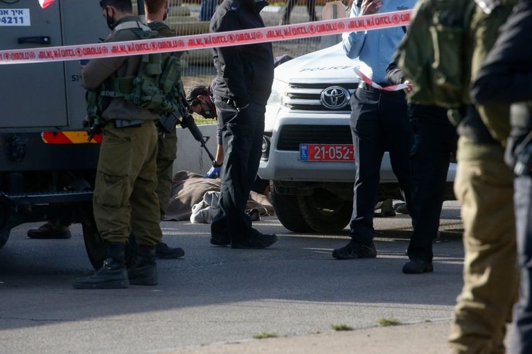 عناصر الشرطة تحيط بجثمان القتيل