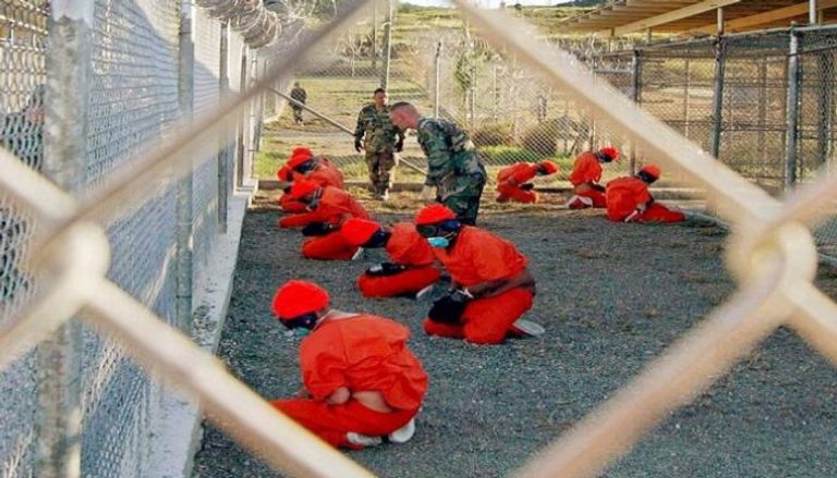 بعض المعتقلين في سجن جوانتانامو
