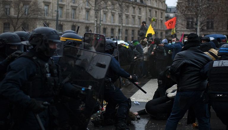 جانب من المظاهرات التي شهدتها مدن فرنسية ضد عنف الشرطة- أ.ف.ب