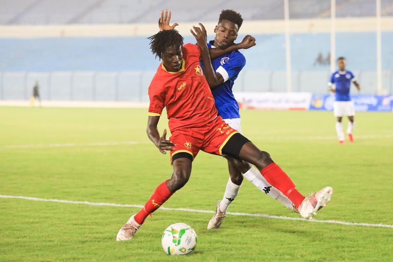 من إحدى مباريات الهلال والمريخ في الدوري السوداني كمال شداد رئيس الاتحاد السوداني لكرة القدم