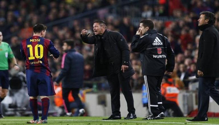سيميوني أمام ليونيل ميسي في قمة أتلتيكو مدريد ضد برشلونة