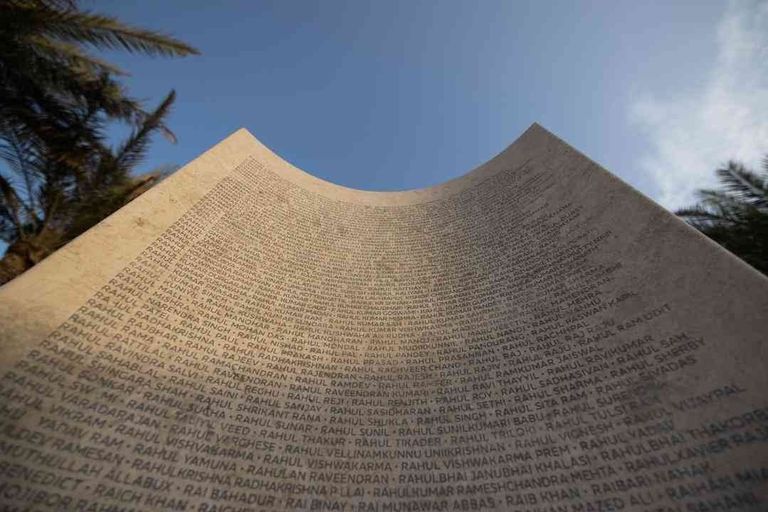 نقش أسماء 200 ألف عامل على نصب تذكاري في إكسبو دبي النصُب التذكاري لعمّال إكسبو 2020 دبي