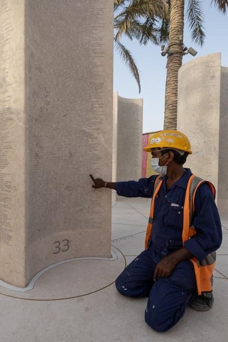 نقش أسماء 200 ألف عامل على نصب تذكاري في إكسبو دبي النصب التذكاري لعمال إكسبو 2020 دبي