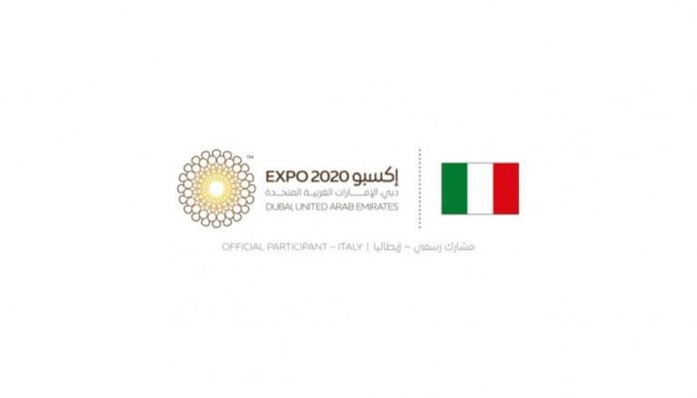 شعار إكسبو 2020 دبي وعلم دولة إيطاليا