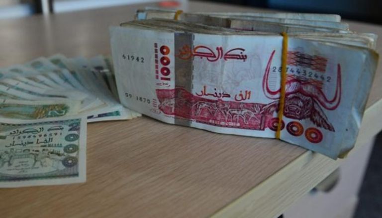 الدينار الجزائري يصعد أمام اليورو 