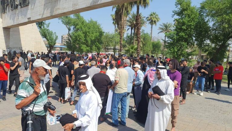 محتجون بساحة التحرير في الذكرى الثانية لحراك أكتوبر