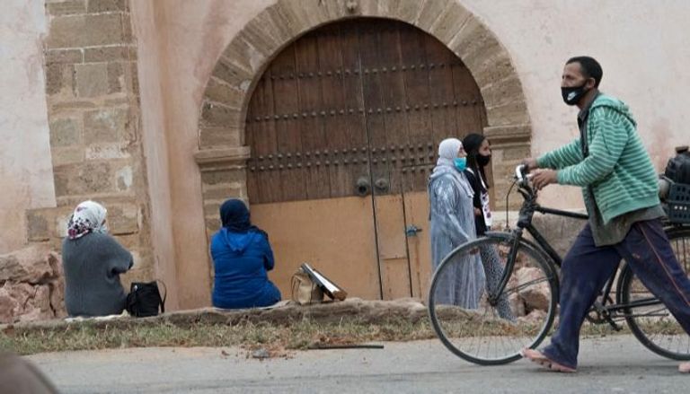 رجل يرتدي كمامة للوقاية من فيروس كورونا في المغرب