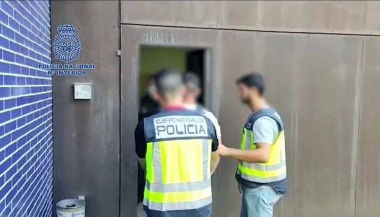 الشرطة الإسبانية تلقي القبض على أحد أعضاء عصابة 