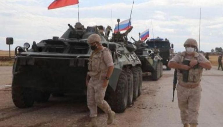 قوات روسية توفر الحماية لأحد الطرق في سوريا - أرشيفية
