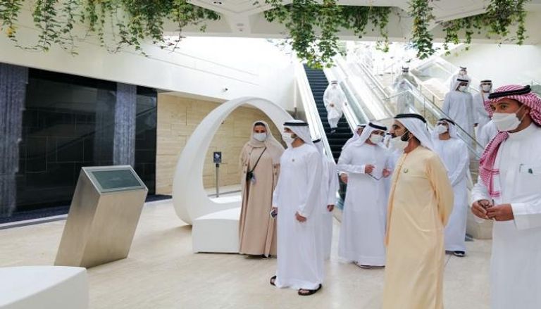 الشيخ محمد بن راشد خلال زيارته لجناح السعودية في إكسبو دبي