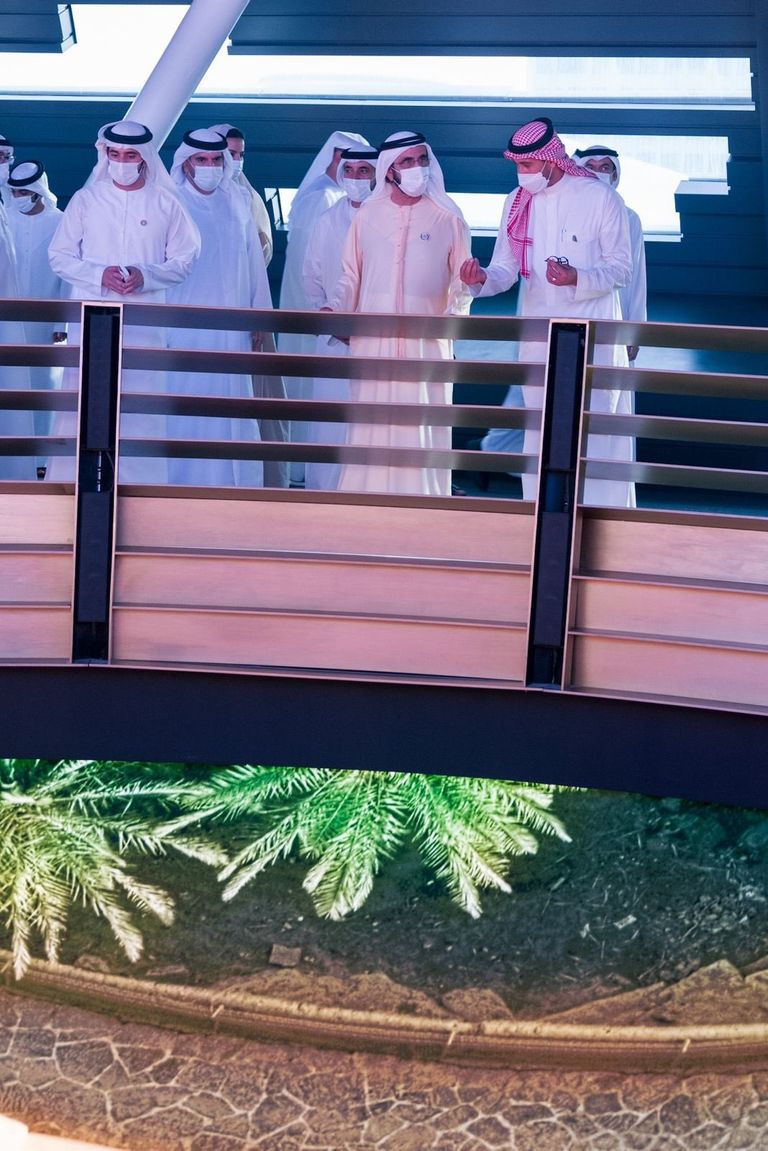 الشيخ محمد بن راشد آل مكتوم خلال زيارته لجناح السعودية في إكسبو دبي