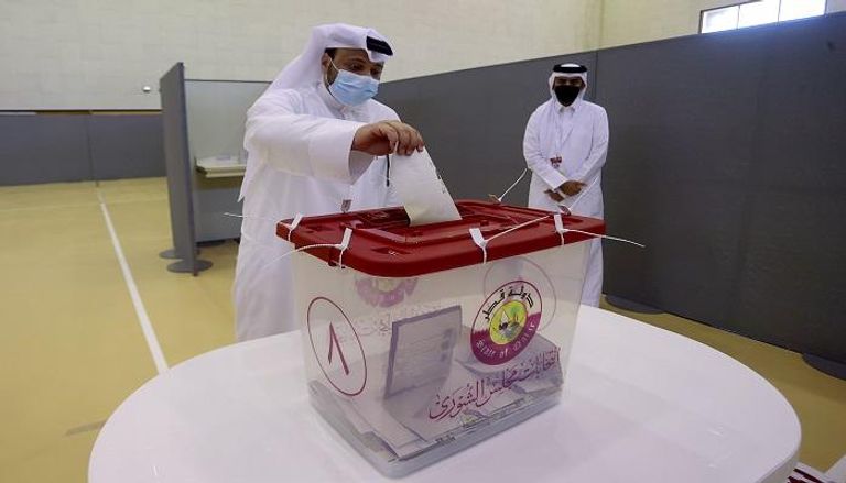 ناخب قطري يدلي بصوته في الانتخابات