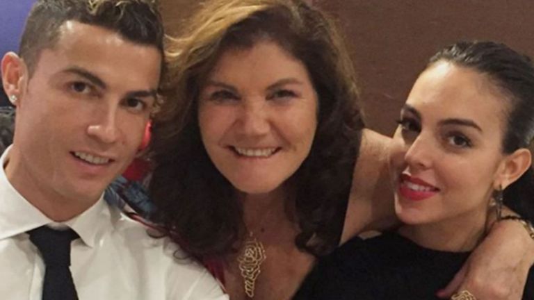 رونالدو مع جورجينا ووالدته