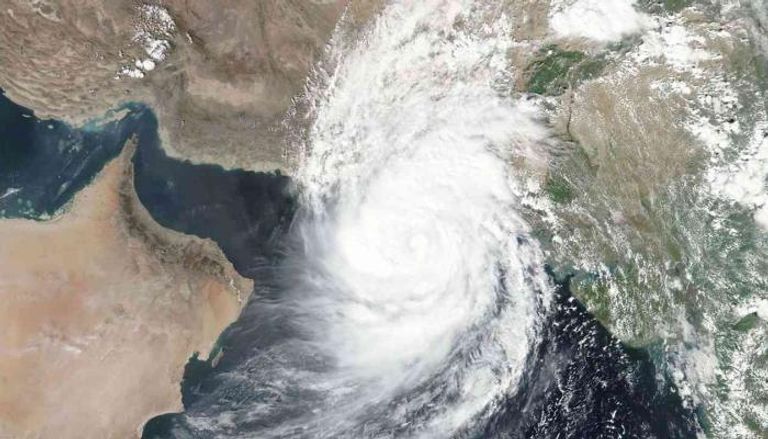 استمرار تحرك الإعصار شاهين نحو سواحل سلطنة عمان المطلة على بحر عمان
