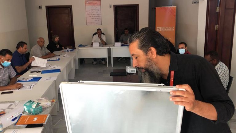 موظفو المفوضية الليبية للانتخابات